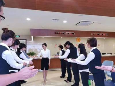 主題教育進行時 立足崗位、強化服務意識——開展窗口服務禮儀培訓